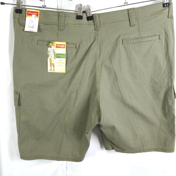 NWT Wrangler Men's 44 Khaki Green Relaxed Fit Knee Length Tech Pocket Shorts - Picture 2 of 8